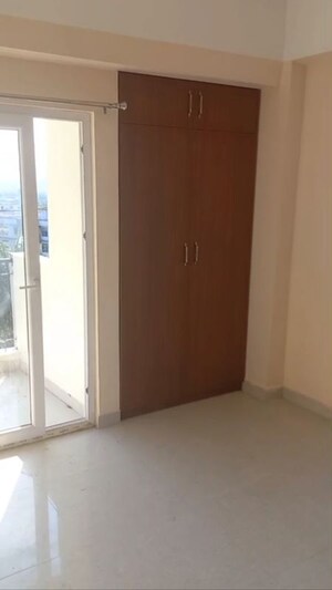 Room in 4 BHK Apartment at Bamunimaidan – for Rent