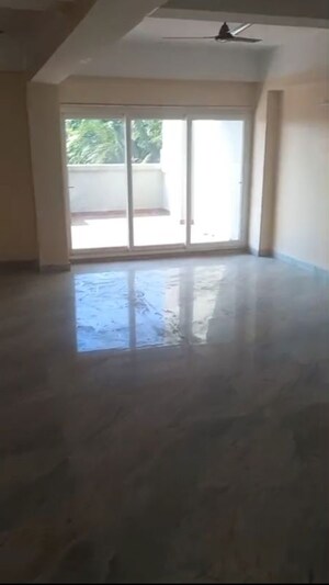 Room in 4 BHK Apartment at Bamunimaidan – for Rent