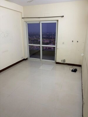 Room in 3.5 BHK Apartment at BPTP The Resort, Sector 75 – for Rent