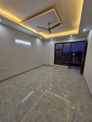 Room in 3 BHK Builder Floor at Sector 57 – for Rent
