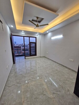 Room in 3 BHK Builder Floor at Sector 57 – for Rent