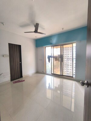 Room in 3.5 BHK Apartment at Lotus Lotus Link Square, Malad West – for Rent
