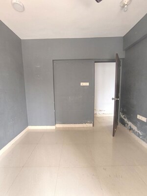 Room in 3.5 BHK Apartment at Lotus Lotus Link Square, Malad West – for Rent