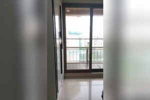 Room in 4 BHK Apartment at Oberoi Sky Gardens, Andheri West – for Rent