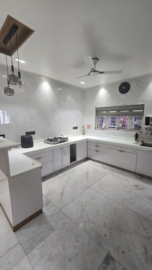Room in 3 BHK Apartment at Navrangpura – for Rent