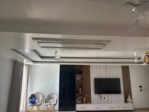 Room in 3.5 BHK Apartment at Gomti Nagar – for Sale