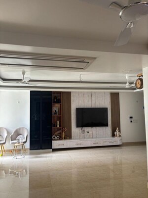 Room in 3.5 BHK Apartment at Gomti Nagar – for Sale