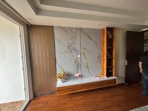 Room in 3.5 BHK Apartment at Gomti Nagar – for Sale