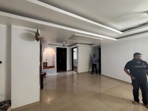 Room in 3.5 BHK Apartment at Gomti Nagar – for Sale