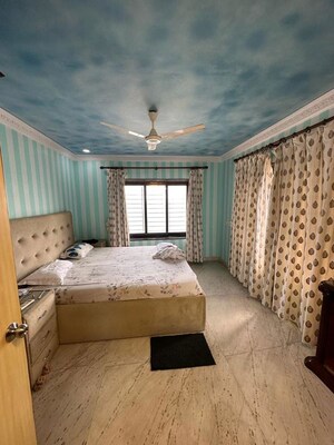 Bedroom in 2 BHK Apartment at Pyramid Apartment, Andheri West – for Rent
