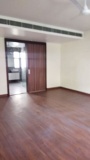 Room in 5 BHK Villa at Unitech The Villas, Sector 33 – for Rent