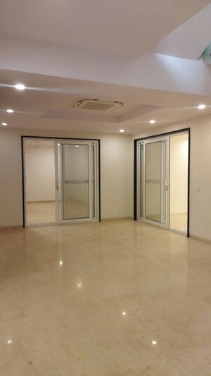 Room in 5 BHK Villa at Unitech The Villas, Sector 33 – for Rent