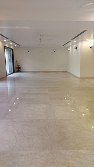Room in 5 BHK Villa at Unitech The Villas, Sector 33 – for Rent