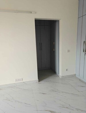 Room in 5 BHK Villa at Unitech The Villas, Sector 33 – for Rent