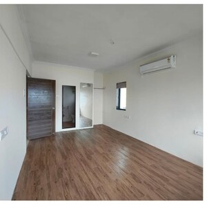Room in 4 BHK Apartment at Andheri CHS, Andheri West – for Rent