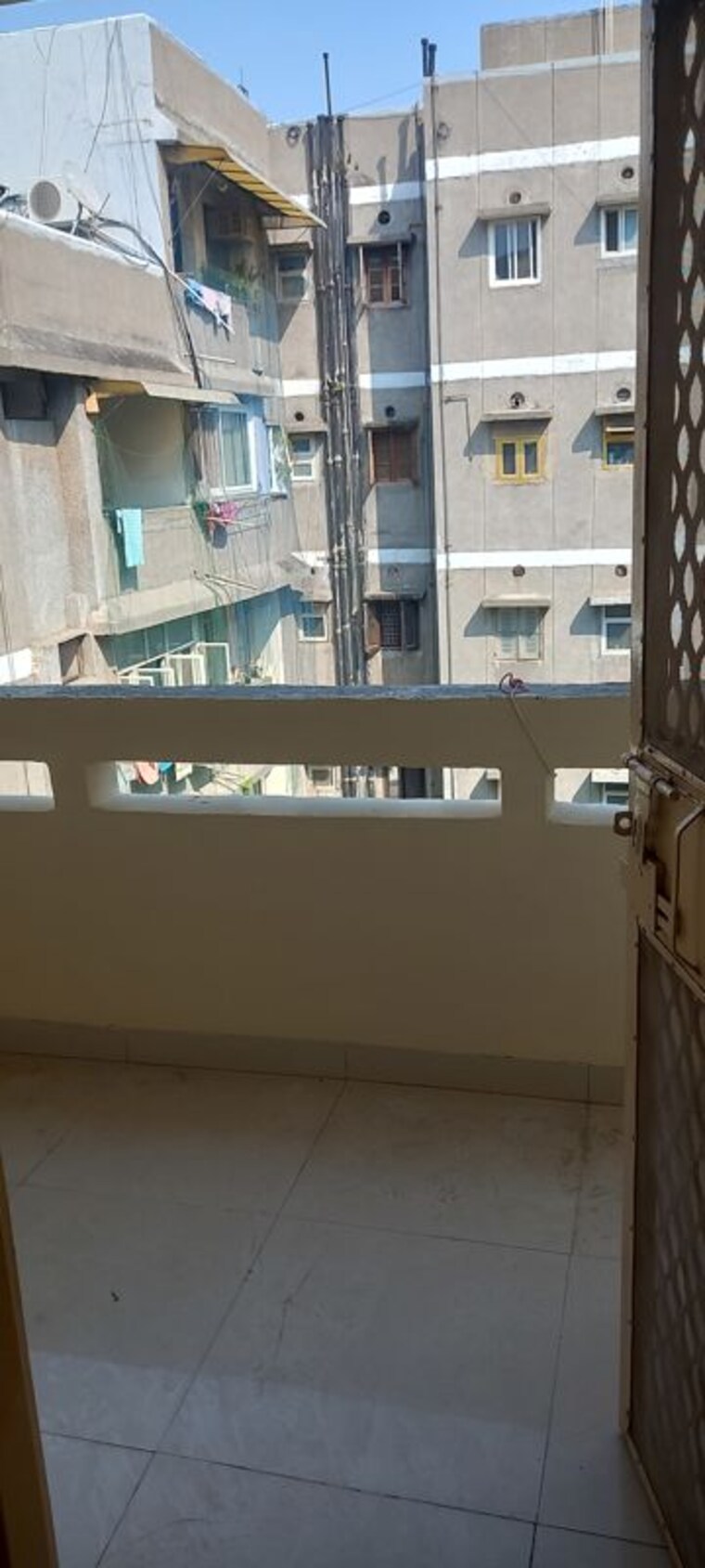 Rental 3 Bedroom 1350 Sq.Ft. Apartment in Ip Extension Delhi - 10780354
