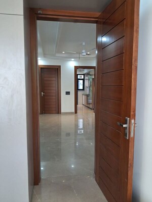 Room in 4 BHK Apartment at Greater Kailash I – for Rent