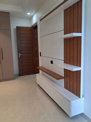 Room in 4 BHK Apartment at Greater Kailash I – for Rent