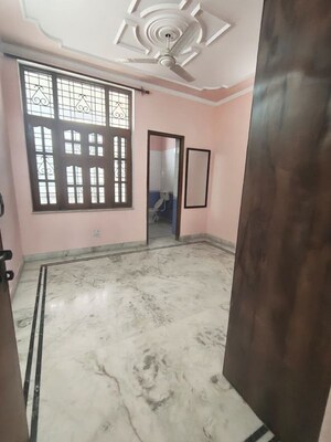 Room in 3 BHK Independent House at Defence Colony – for Rent