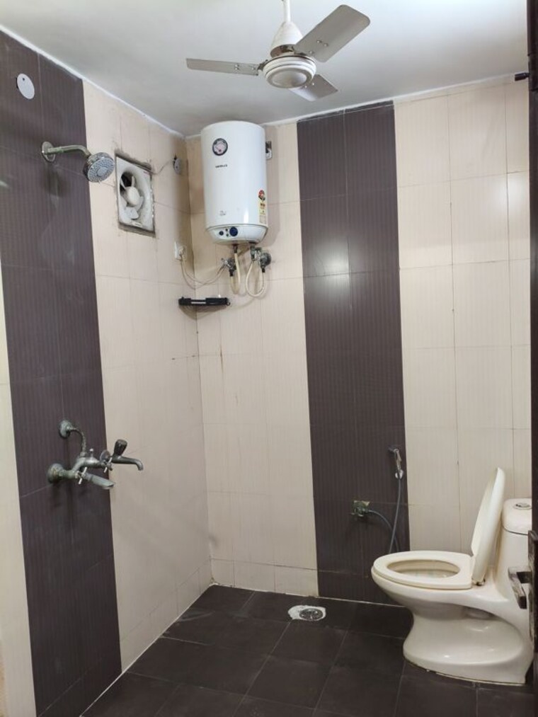 Bathroom, sector 52 2 Bedroom 1150 Sq.Ft. Builder Floor In Sector 52 Noida 10780525