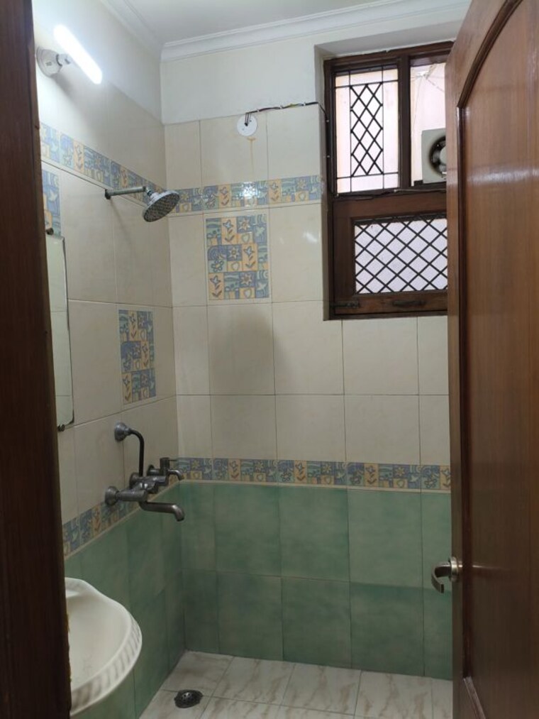 Bathroom, rwa-apartments-sector-52 3 Bedroom 1850 Sq.Ft. Builder Floor In Sector 52 Noida 10780555