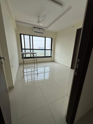 Room in 3 BHK Apartment at Kalpataru Magnus, Bandra East – for Rent