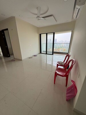 Team Area in 3 BHK Apartment at Kalpataru Magnus, Bandra East – for Rent