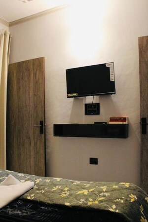 Furnished Amenities in 2 BHK Builder Floor at Chattarpur – for Rent