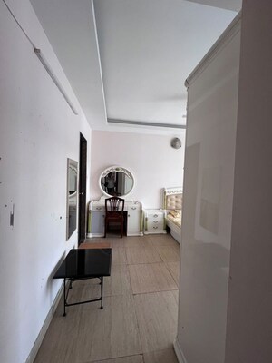 Bedroom in 3 BHK Apartment at Andheri West – for Rent