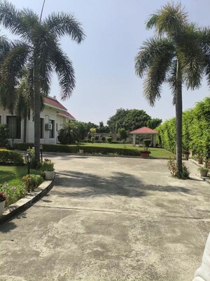 Parking in 4 BHK Villa at Chattarpur – for Rent