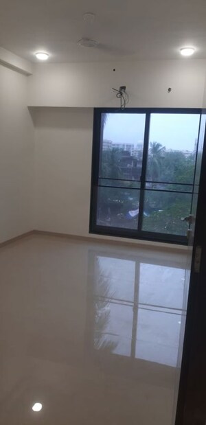 Room in 3 BHK Apartment at Rishabraj Blue Lotus, Khar West – for Rent