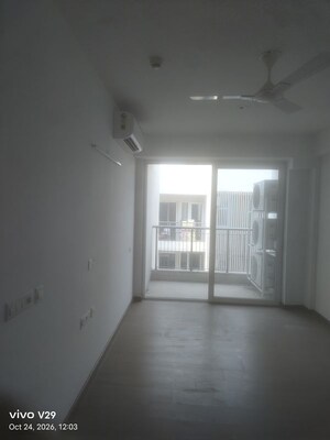 Room in 4 BHK Builder Floor at Dlf Phase ii – for Rent