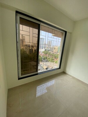 Room in 1.5 BHK Apartment at Kalpataru Elitus, Mulund West – for Rent