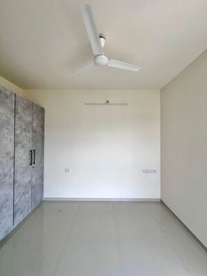 Room in 3 BHK Apartment at Sheth Zuri, Laxmi Nagar – for Sale