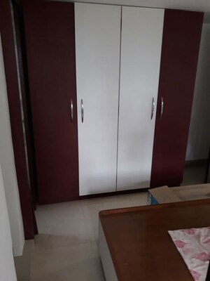 Room in 3 BHK Apartment at Pali Hill – for Rent