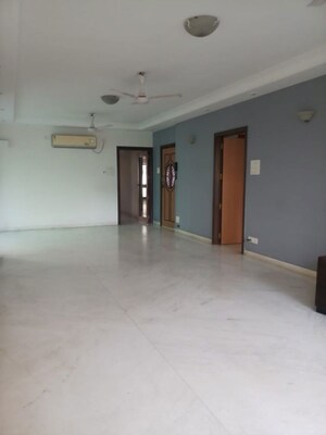 Room in 3 BHK Apartment at Siddharudh Bhuvan, Khar West – for Rent
