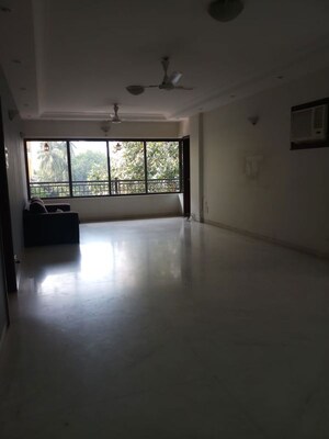 Room in 3 BHK Apartment at Siddharudh Bhuvan, Khar West – for Rent