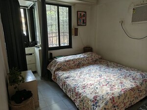 Bedroom in 1 BHK Apartment at Bandra West – for Rent