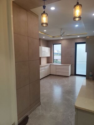 Room in 3 BHK Builder Floor at Pitampura – for Rent