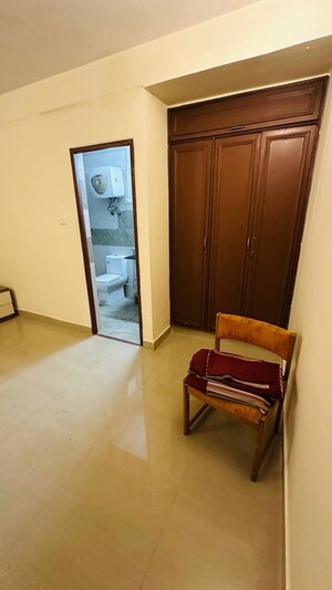 Room in 3 BHK Apartment at Cunningham Hallmark, Vasanth Nagar – for Rent