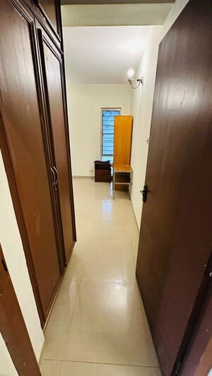 Room in 3 BHK Apartment at Cunningham Hallmark, Vasanth Nagar – for Rent