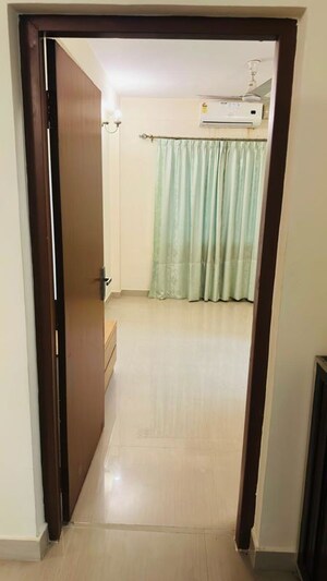 Room in 3 BHK Apartment at Cunningham Hallmark, Vasanth Nagar – for Rent