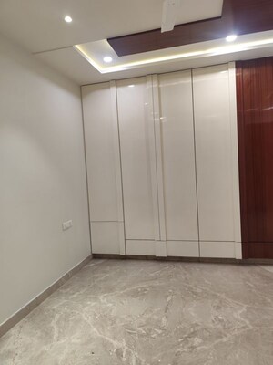 Room in 3 BHK Builder Floor at Sainik Vihar – for Rent