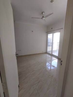 Room in 2 BHK Apartment at Gaur Yamuna City 16th Park View, Gaur Yamuna City – for Sale