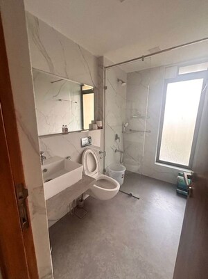 Bathroom in 5 BHK Apartment at Mirchandani Triton, Santacruz West – for Rent