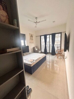 Room in 5 BHK Apartment at Mirchandani Triton, Santacruz West – for Rent