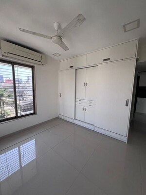 Room in 3.5 BHK Apartment at Khar West – for Sale