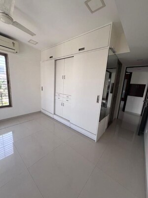 Room in 3.5 BHK Apartment at Khar West – for Sale