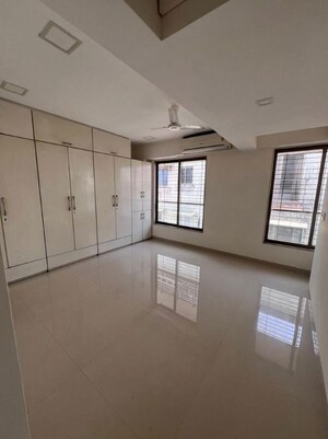 Room in 3.5 BHK Apartment at Khar West – for Sale