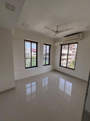 Room in 3.5 BHK Apartment at Khar West – for Sale